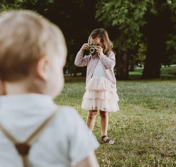 Mignon Petite Fille Prenant Phto Son Jeune Frère — Photo