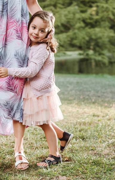 Giovane Madre Accarezzando Capelli Della Sua Risata — Foto Stock