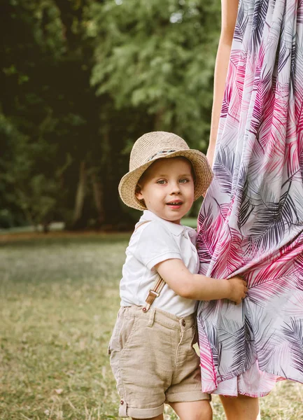 Aranyos Kis Fiú Tartja Lábát Egy Anya — Stock Fotó