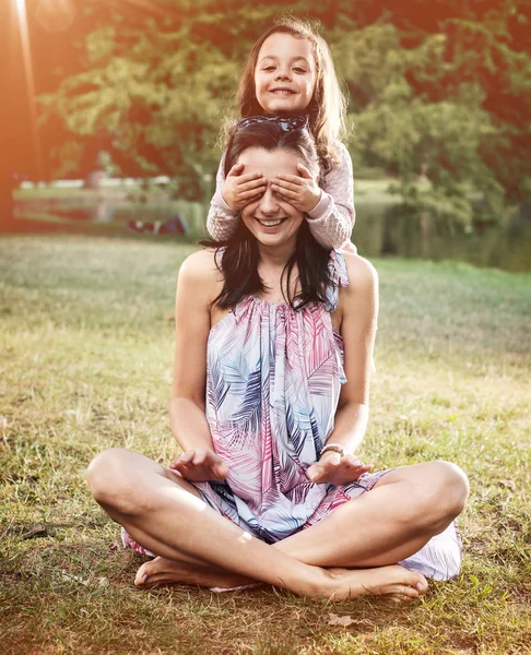 Mutter Und Tochter Vergnügen Sich Sommerpark — Stockfoto