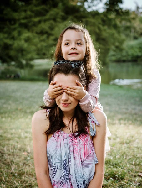 Madre Figlia Divertono Molto Nel Parco Estivo — Foto Stock