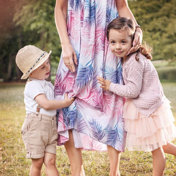 Enfants Timides Joyeux Tenant Embrassant Jambe Mère — Photo