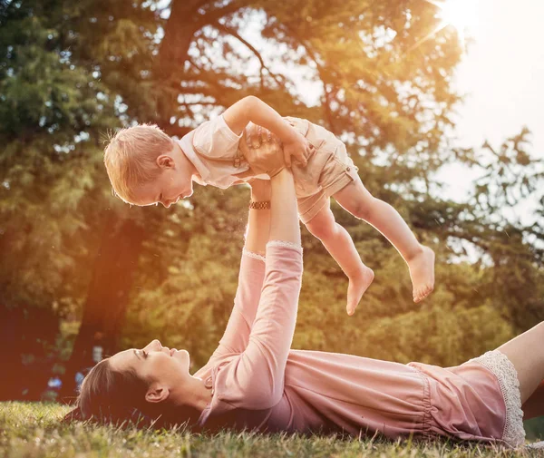 母と息子の夏の公園でとても楽しいを持っています — ストック写真