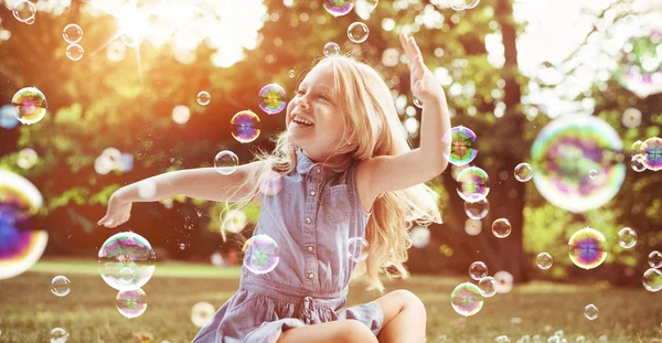 Blond Meisje Onder Veel Vliegende Zeepbellen — Stockfoto