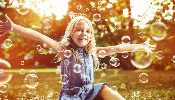 Petit Enfant Mignon Jouant Des Bulles Savon — Photo