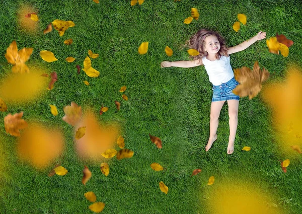 Petite Fille Détendue Allongée Sur Une Prairie Fraîche Verte — Photo