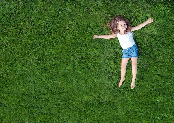 Avslappnad Liten Flicka Liggande Fräsch Grön Äng — Stockfoto