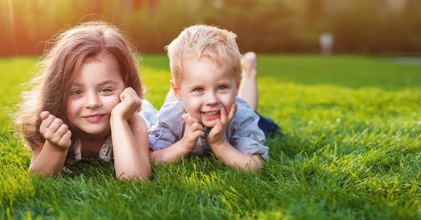 Petits Frères Sœurs Joyeux Relaxant Sur Une Pelouse Fraîche — Photo