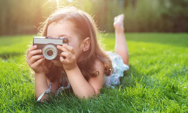 Sevimli Küçük Childl Yeşil Çim Üzerinde Yalan Fotoğraf Çekimi — Stok fotoğraf