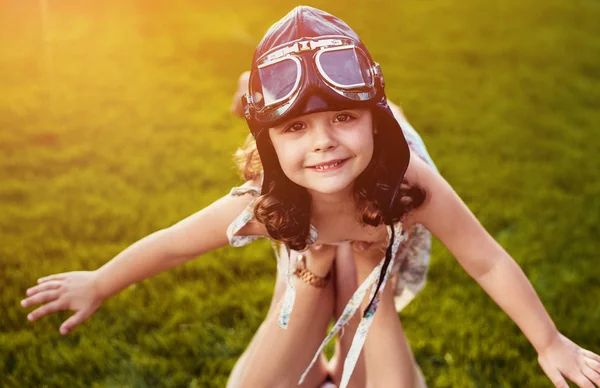 Porträt Eines Kleinen Pilotenkindes Das Spaß Hat — Stockfoto