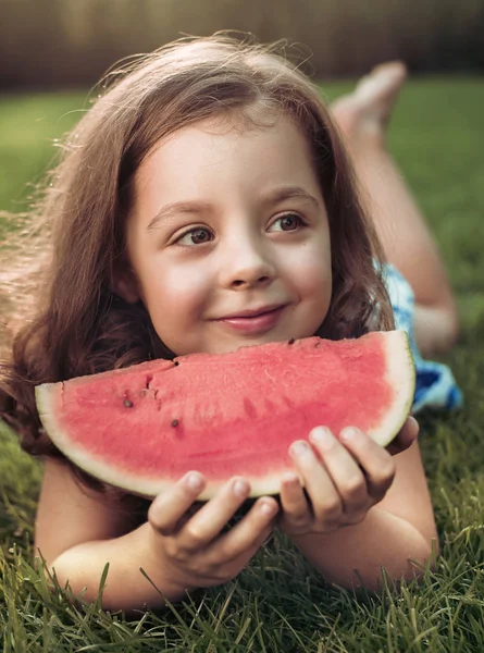 Nahaufnahme Porträt Eines Lächelnden Kindes Mit Wassermelonenscheibe Garten — Stockfoto