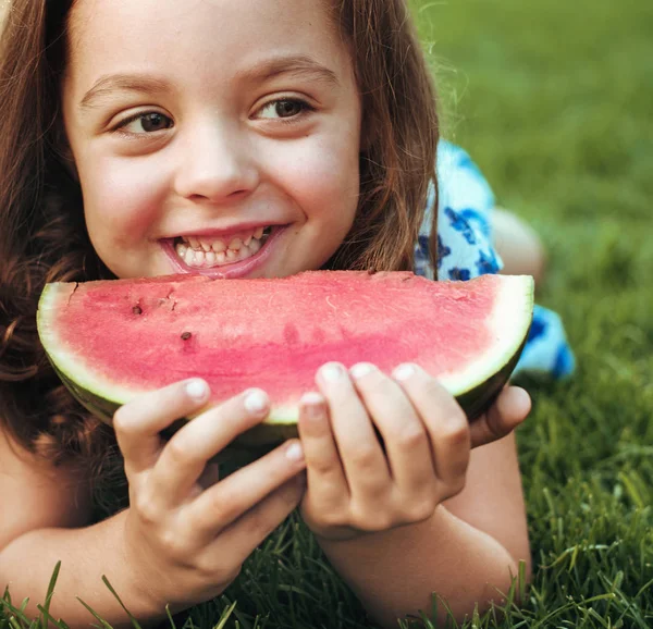 Nahaufnahme Porträt Eines Lächelnden Kindes Mit Wassermelonenscheibe Garten — Stockfoto