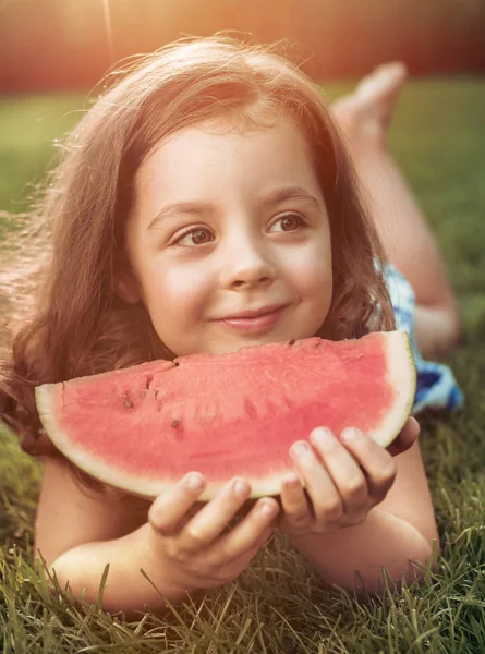 Närbild Porträtt Leende Barn Hålla Vattenmelon Bit Trädgården — Stockfoto