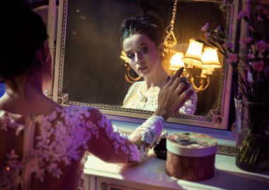 Güzel, esmer Kontes bir antika ayna dokunmadan portresi