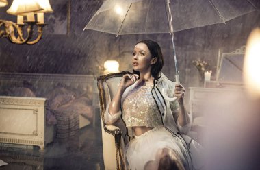 Şiddetli yağmur lüks otelin yatak - kavramsal vurdu