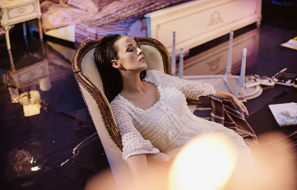 Beautfiul Jovem Mulher Descansando Uma Poltrona Luxuosa Antiga — Fotografia de Stock