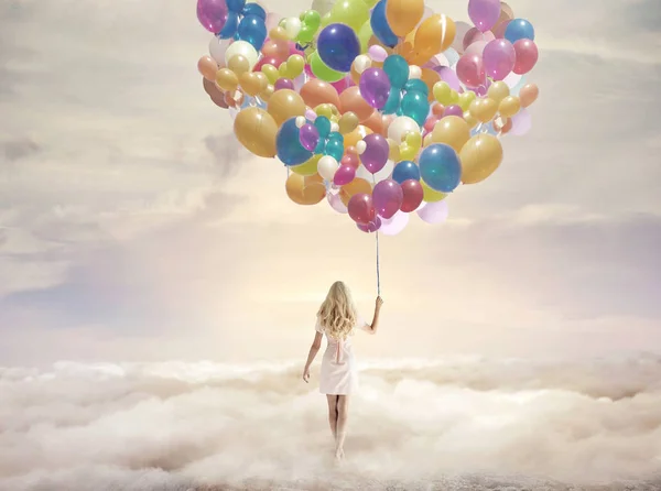 Obraz Koncepcyjny Kobiety Trzymając Setki Kolorowych Balonów — Zdjęcie stockowe