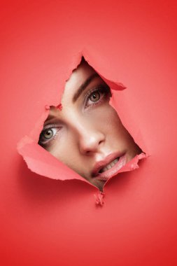 Güzel, kadın yüzü duvara yapılmış delik