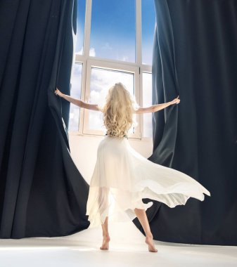 Büyük bir pencere açığa çekici sarışın Bayan