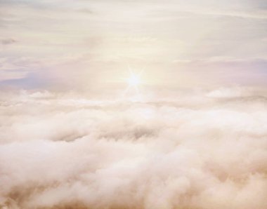 Yoğun, kabarık bulutların üstünde güzel gündoğumu