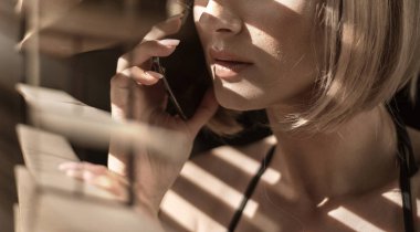 Cep telefonuyla konuşan sakin bir kadın portresi portre