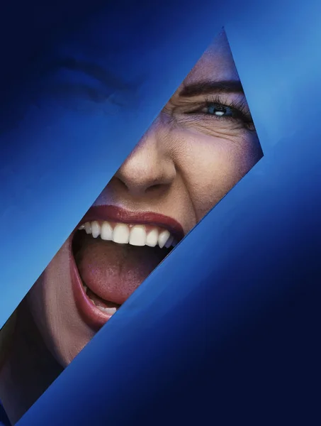 Closeup Retrato Uma Mulher Bonita Posando Com Plástico Fita Azul — Fotografia de Stock