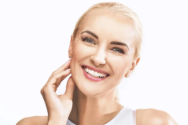 Retrato Cerca Una Mujer Rubia Elegante Sonriente — Foto de Stock