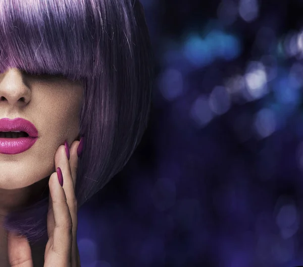 Prise Vue Mode Une Jolie Femme Portant Une Perruque Violette — Photo