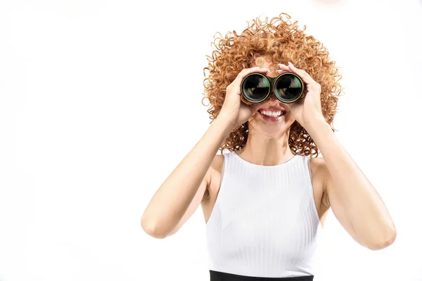 Fille Rousse Aux Cheveux Crépus Regardant Travers Les Jumelles — Photo