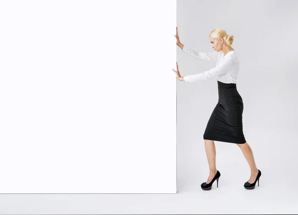 Elegante Donna Affari Spingendo Gigantesco Bordo Commerciale Vuoto — Foto Stock