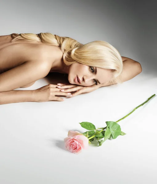 Mooie Blonde Dame Ontspannen Kijken Naar Roze Bloem — Stockfoto