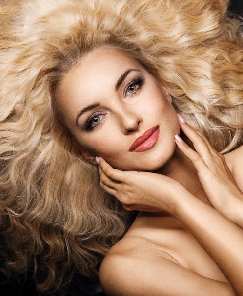 Retrato Cerca Una Mujer Con Peinado Exuberante Ondulado —  Fotos de Stock