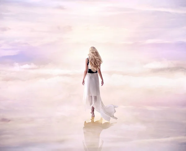 Image Conceptuelle Une Femme Blonde Marchant Sur Les Nuages Délicats — Photo