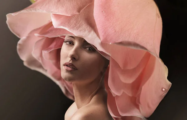 Zbliżenie Portret Kobiety Kapeluszu Kwiat Róży — Zdjęcie stockowe