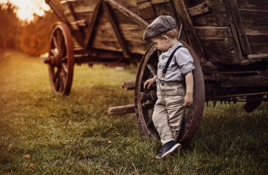 Eski bir taşıma yaslanmış şirin bir beyefendi portresi