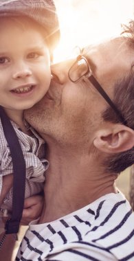 Güzel portre sevimli küçük bir çocuk babası sarılma