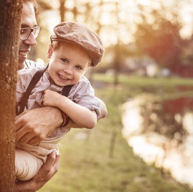 Güzel portre sevimli küçük bir çocuk babası sarılma