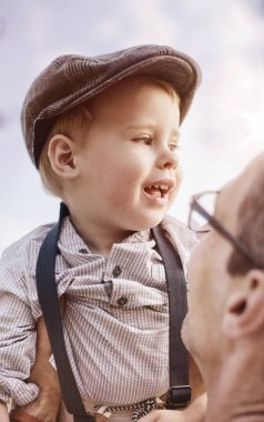 Güzel portre sevimli küçük bir çocuk babası sarılma