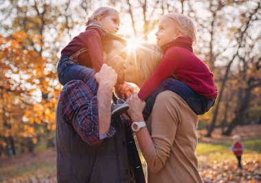 Neşeli aile büyük, sonbahar havanın tadını