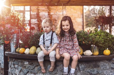 Bir agrotourism gruptaki rahat, şirin çocuk