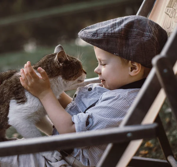 キュートで小さな少年が猫を抱いて — ストック写真