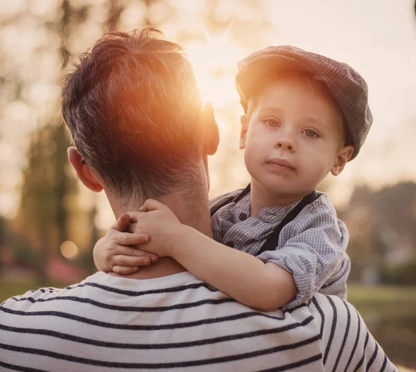 Piękny Portret Ładny Mały Chłopiec Przytulanie Ojca — Zdjęcie stockowe