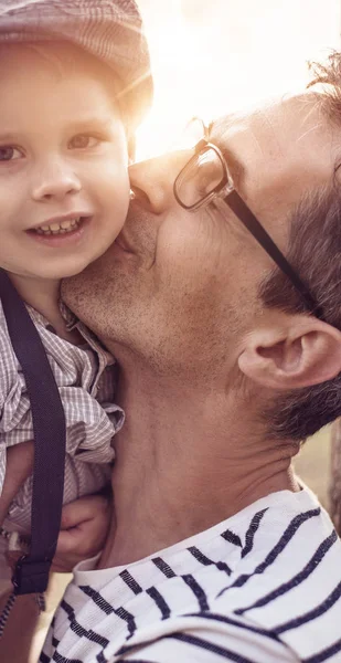 Güzel portre sevimli küçük bir çocuk babası sarılma