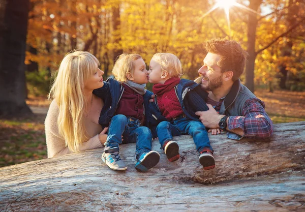 森で秋の天気を楽しむ陽気な家族 — ストック写真
