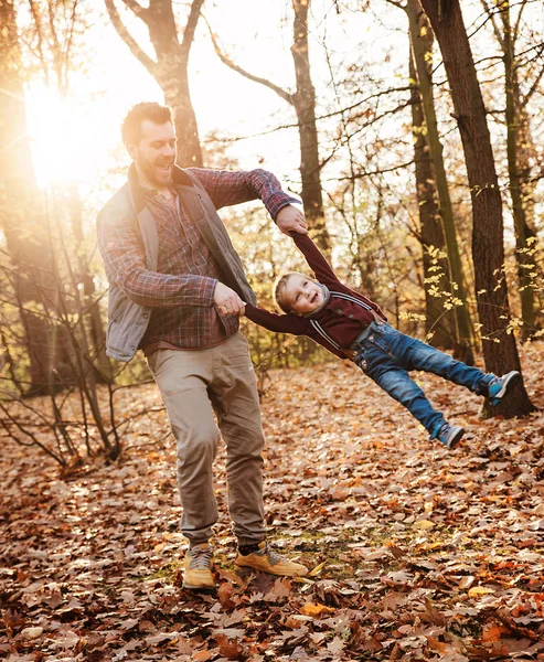 Vrolijke Familie Genieten Van Grote Herfst Weer — Stockfoto