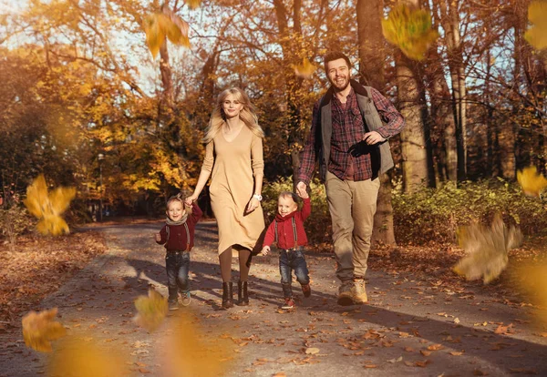 Neşeli Aile Büyük Sonbahar Havanın Tadını — Stok fotoğraf