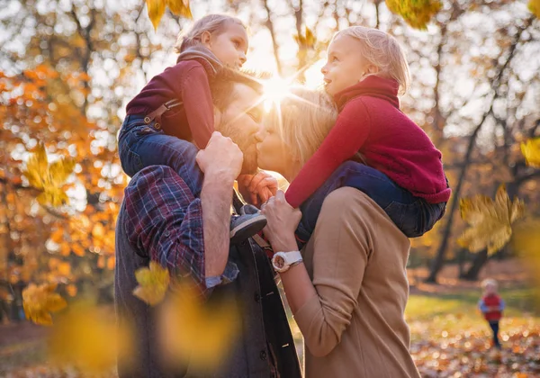 偉大な秋の天気を楽しむ陽気な家族 — ストック写真
