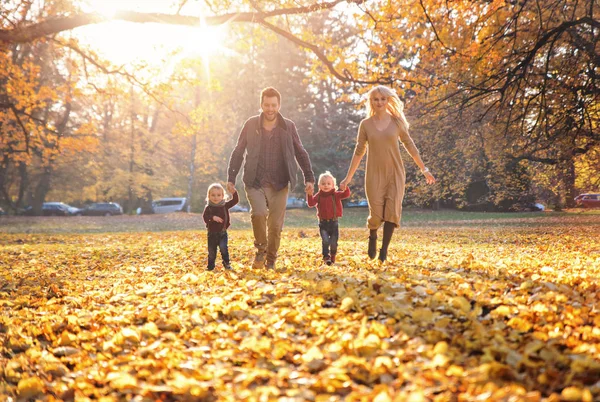 Famille Joyeuse Jouissant Beau Temps Automnal — Photo