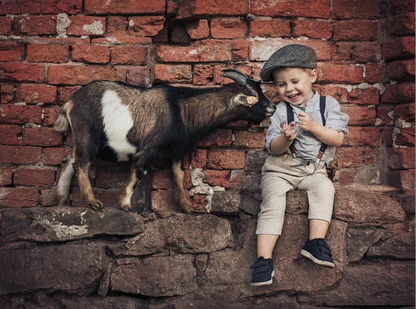Ładny Mały Gentelman Przyjazną Koza — Zdjęcie stockowe