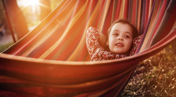 Schattig Klein Meisje Een Kleurrijke Hangmat Ontspannen — Stockfoto